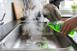 Cách tự thông tắc bồn rửa bát bị nghẹt mỡ tại nhà
