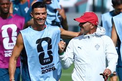 Chuy&ecirc;n gia ch&ecirc; HLV Bồ Đ&agrave;o Nha 'kh&ocirc;ng d&aacute;m thay Ronaldo'
