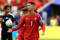 Ronaldo đ&aacute; cả trận kh&ocirc;ng s&uacute;t tr&uacute;ng đ&iacute;ch: 'Chẳng thiếu g&igrave; cả, b&oacute;ng đ&aacute; l&agrave; thế'