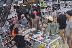 Danh tính người đàn ông xô ngã bé gái, đấm vào mặt người mẹ