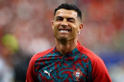 Ronaldo gây thất vọng vẫn đuổi kịp Messi, lập thêm 1 kỷ lục