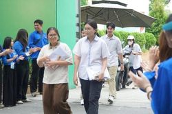 Cuộc đợi chờ nhiều cảm xúc sau phòng thi