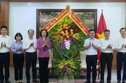 Phó Chủ tịch UBND thành phố Hà Nội Vũ Thu Hà chúc mừng các cơ quan báo chí nhân kỷ niệm 101 năm Ngày Báo chí Cách mạng Việt Nam