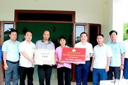 Xã Phúc Sơn: Trao kinh phí hỗ trợ xây nhà Đại đoàn kết