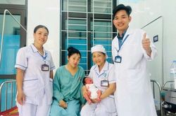 Cứu sống sản phụ nguy kịch sau khi sinh con tr&ecirc;n xe kh&aacute;ch