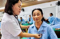 Ẩn họa từ những gói thuốc đông y gia truyền được quảng cáo 'uống là khỏi'