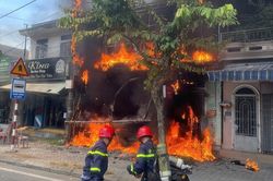 Hiện trường nhà dân bốc cháy dữ dội, nhiều đồ đạc bị thiêu rụi ở Huế