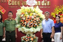 Bộ Y tế ch&uacute;c mừng B&aacute;o Đại Đo&agrave;n Kết v&agrave; B&aacute;o C&ocirc;ng an Nh&acirc;n d&acirc;n nh&acirc;n Kỷ niệm 101 năm Ng&agrave;y B&aacute;o ch&iacute; C&aacute;ch mạng Việt Nam