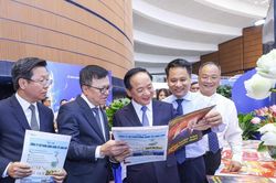 Đồng chí Trịnh Văn Quyết, Trưởng Ban Tuyên giáo và Dân vận Trung ương thăm gian trưng bày của Báo Đại đoàn kết tại Hội báo toàn quốc 2026