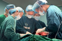 B&eacute; trai mang khối u như mai r&ugrave;a lần đầu đứng thẳng sau 6 lần phẫu thuật