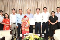 Đo&agrave;n đại biểu Đảng ủy UBND TP.HCM thăm v&agrave; ch&uacute;c mừng B&aacute;o Ph&aacute;p Luật TP.HCM nh&acirc;n ng&agrave;y 21-6