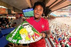 Đằng sau nón lá hình Ronaldo của CĐV Việt Nam trên tay IShowSpeed