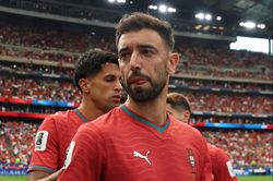 Fernandes bị chỉ trích vì không chuyền cho Ronaldo