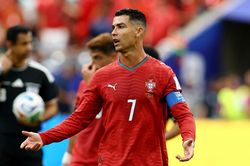 Scholes: 'Ronaldo tức giận khi Messi ghi hat-trick'