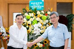 Hội Xuất bản Việt Nam ch&uacute;c mừng Tri Thức - Znews nh&acirc;n ng&agrave;y 21/6