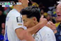 Nụ h&ocirc;n gi&oacute; 'n&aacute;o loạn' World Cup của trai đẹp sinh năm 2003