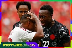 Khoảnh khắc World Cup: Chấn thương kinh ho&agrave;ng của Kone