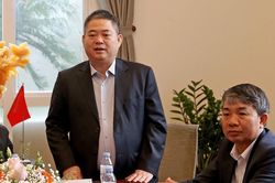 Bầu Thiện tính đi làm xe điện