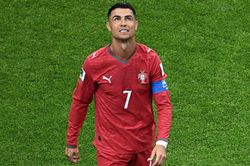 Tuyển Bồ Đ&agrave;o Nha dậy s&oacute;ng v&igrave; Ronaldo