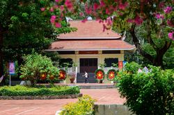 Dựng r&agrave;o chắn, tạm đ&oacute;ng một phần c&ocirc;ng vi&ecirc;n L&ecirc; Thị Ri&ecirc;ng