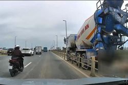 Xe bồn đi v&agrave;o l&agrave;n xe m&aacute;y, t&ocirc;ng tử vong người tr&ecirc;n cầu Nhật T&acirc;n