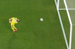 Quả b&oacute;ng 'gieo sầu đau' cho c&aacute;c thủ m&ocirc;n ở World Cup