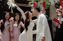 Xuân Nghi 'đeo vàng kín cổ' trong lễ ăn hỏi