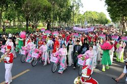 Khai mạc biểu diễn khinh kh&iacute; cầu nghệ thuật v&agrave; diễu h&agrave;nh &aacute;o d&agrave;i Sen
