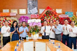 Lãnh đạo Thành ủy Thành phố Hồ Chí Minh thăm, chúc mừng Cơ quan đại diện Báo Nhân Dân tại khu vực miền nam