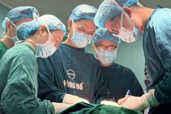 Sau 6 lần phẫu thuật, bé trai mang 'mai rùa' đã có thể đứng thẳng lưng