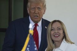 Nữ thủ tướng &Yacute; 'kinh ngạc' v&igrave; 'ph&aacute;t biểu bịa đặt' của Tổng thống Mỹ Donald Trump