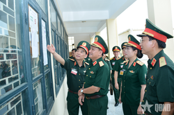 Trung tướng L&ecirc; Văn Hướng kiểm tra c&ocirc;ng t&aacute;c tổ chức thi đ&aacute;nh gi&aacute; năng lực tại Học viện Kỹ thuật Qu&acirc;n sự