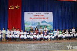 Gần 2,4 tỷ đồng hỗ trợ trẻ em c&oacute; ho&agrave;n cảnh kh&oacute; khăn x&atilde; Mường Khương (tỉnh L&agrave;o Cai)