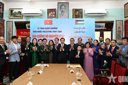 Nh&agrave; nước Palestine truy tặng Đại tướng V&otilde; Nguy&ecirc;n Gi&aacute;p Hu&acirc;n chương cao qu&yacute;
