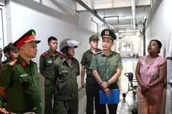 C&ocirc;ng an phường An Kh&ecirc; tổng kiểm tra ma t&uacute;y tại 5 t&ograve;a nh&agrave; thuộc Chung cư Phước L&yacute;