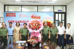 Đại tá Nguyễn Xuân Hoàng thăm, chúc mừng Ban Chuyên đề Công an TP nhân Ngày Báo chí cách mạng Việt Nam
