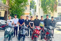 L&agrave;m r&otilde; nh&oacute;m thanh thiếu ni&ecirc;n d&ugrave;ng mũ bảo hiểm, d&acirc;y thắt lưng đ&aacute;nh nhau tr&ecirc;n đường phố