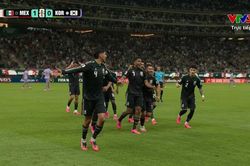 Thủ môn Kim Seung Gyu va chạm với Lee Gi Hyuk, tiền vệ Luis Romo chớp thời cơ ghi bàn cho Mexico