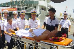 Đưa ngư d&acirc;n bị tai nạn từ Trường Sa v&agrave;o bờ an to&agrave;n