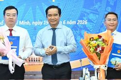 Chủ tịch UBND TPHCM Nguyễn Văn Được trao quyết định đến nhiều cán bộ
