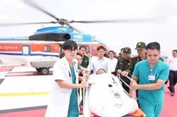 Đưa người bệnh nguy kịch về đất liền điều trị