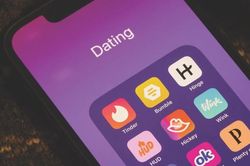 [GALLERY 53% người trẻ kiệt sức vì app hẹn hò, tình yêu thua thuật toán?