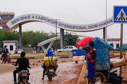 Tay s&uacute;ng tấn c&ocirc;ng s&acirc;n bay Niger, 11 binh sĩ thiệt mạng