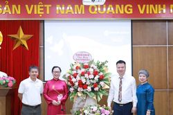 Thứ trưởng Bộ GD&ĐT Nguyễn Thị Quyên Thanh thăm, chúc mừng Báo Giáo dục và Thời đại