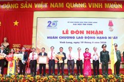 Đại học Tr&agrave; Vinh được tặng thưởng Hu&acirc;n chương Lao động hạng Nhất