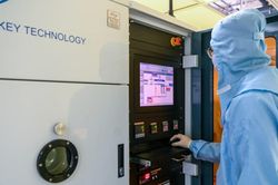 Th&uacute;c đẩy hệ sinh th&aacute;i b&aacute;n dẫn bằng cơ chế hợp t&aacute;c mở