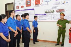 Học sinh TP Huế tham gia trải nghiệm thực tế m&ocirc; h&igrave;nh chữa ch&aacute;y giả định