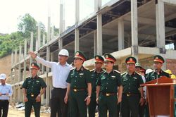 Thượng tướng Trương Thi&ecirc;n T&ocirc; 'tiếp lửa' cho chiến sĩ x&acirc;y trường nội tr&uacute;