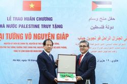 Lễ truy tặng Hu&acirc;n chương Đại Hu&acirc;n đai của Nh&agrave; nước Palestine cho cố Đại tướng V&otilde; Nguy&ecirc;n Gi&aacute;p