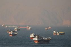 Tàu chở dầu nối đuôi nhau đi qua eo biển Hormuz, giá dầu giảm mạnh